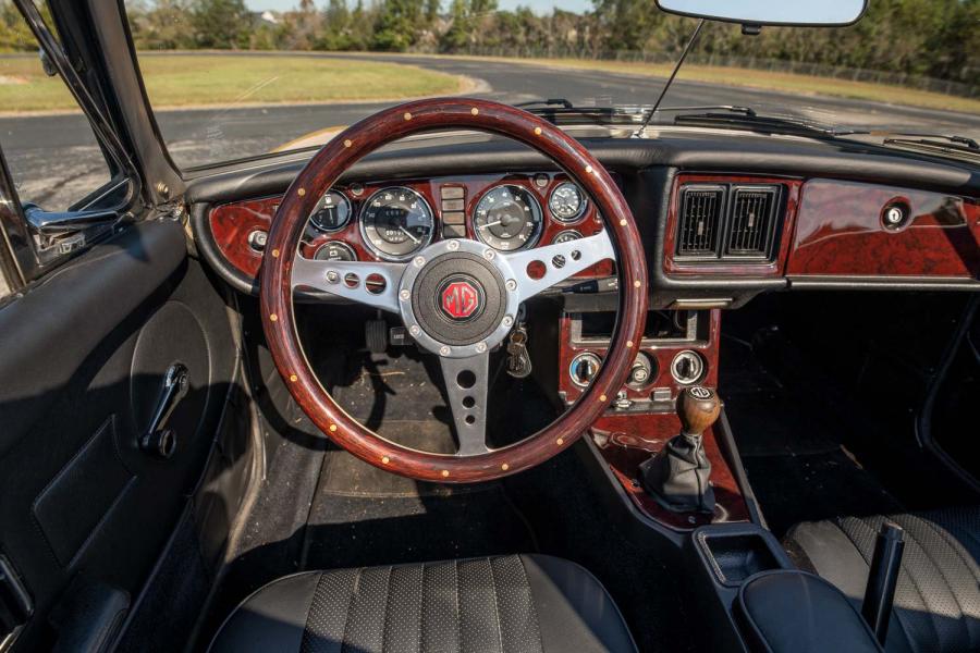 Торпедо MGB Roadster 5-Speed 1977 года  (фото 36 из 72)